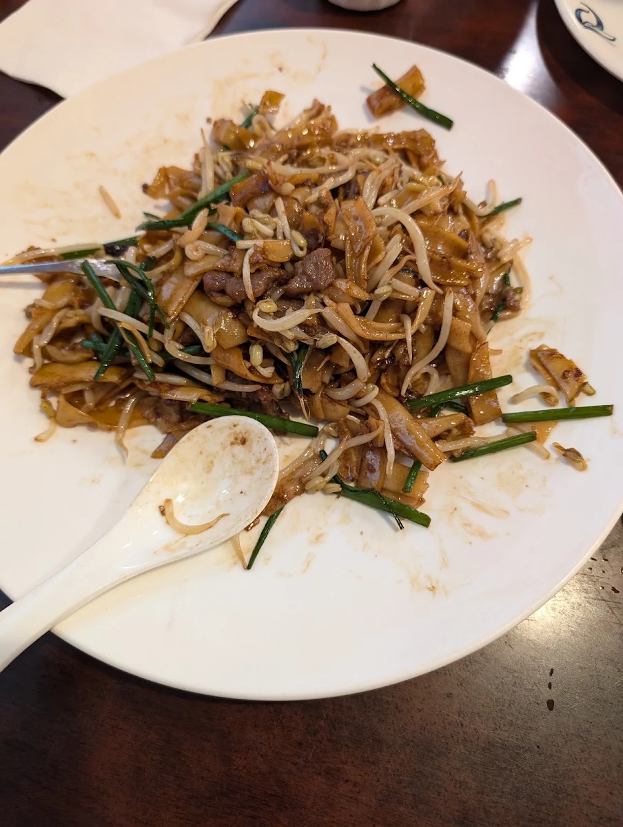 Stir Fried Flat Rice Noodle with Beef in Soy Sauce 干炒牛河, Kwan Luck Restaurant